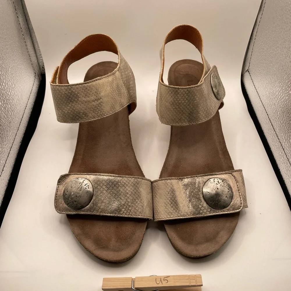 Blowout special -- 2 pairs of gorgeous "Carousel" Taos sandals for one price! - Picture 2 of 8